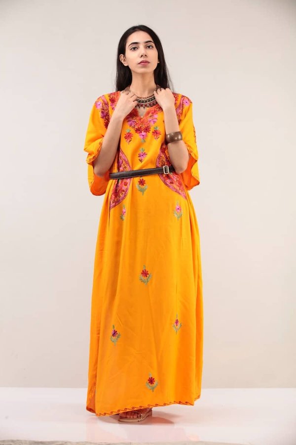 Comment rendre une robe moins décolletée ?