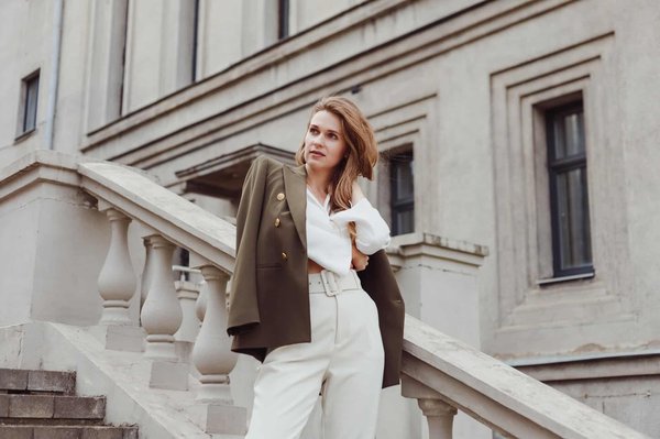 Quelle est l'histoire des blazers devenus incontournables de la mode ?