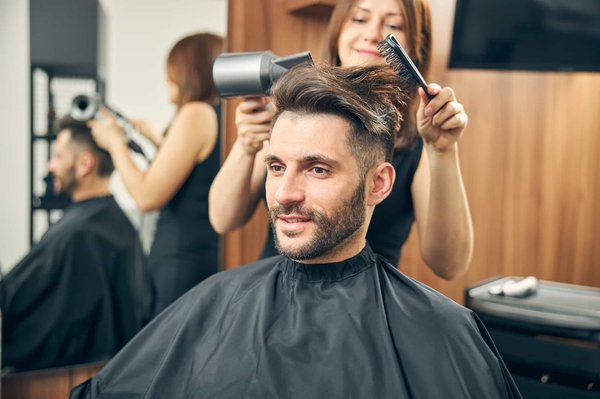 Comment entretenir au quotidien une coupe dégradée courte pour homme ?