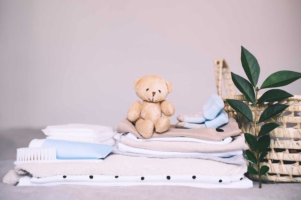 Changer le bébé efficacement grâce à un panier à langer en coton bio