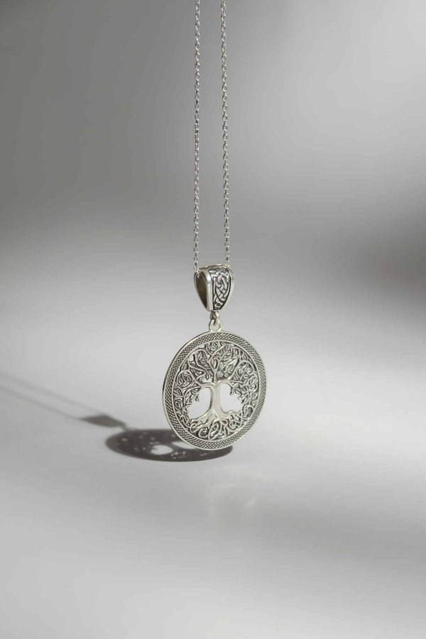 Bague arbre de vie : mettez votre doigt en valeur