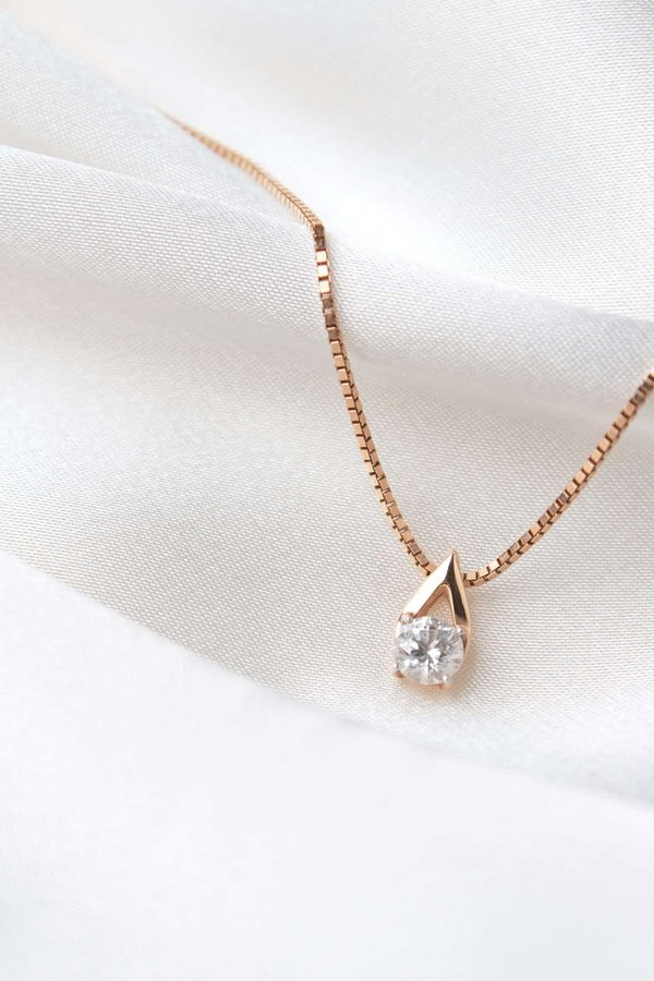 Collier en acier inoxydable : pourquoi porter cet accessoire ?